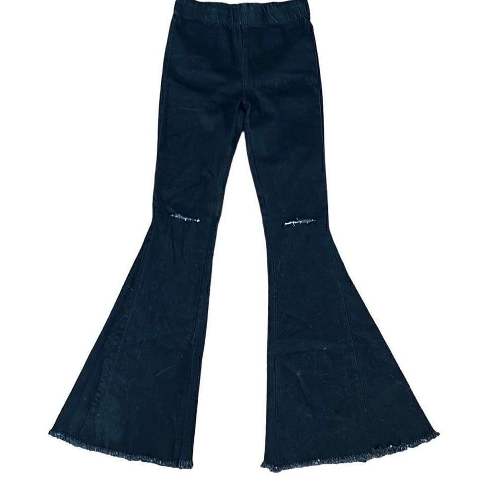 Lizard thicket boot cut, ripped knee, black jeans. Size S